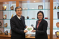 Prof. Isabella Poon (left), Pro-Vice-Chancellor of CUHK, presents a souvenir to Prof. Wen Xiangming, Vice-President of Beijing University of Posts and Telecommunications